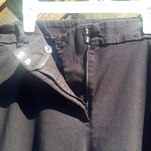 Michel Studio Black Stretch Capris - Picture 5 of 8